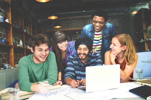 Arquitectos Trabajando juntos en la oficina — Foto de Stock