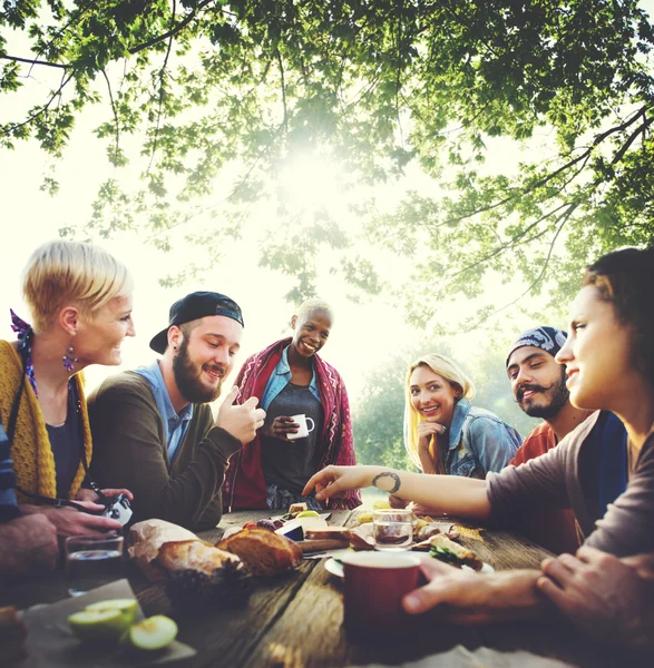 Vrienden eten buitenshuis, vriendschap Concept — Stockfoto