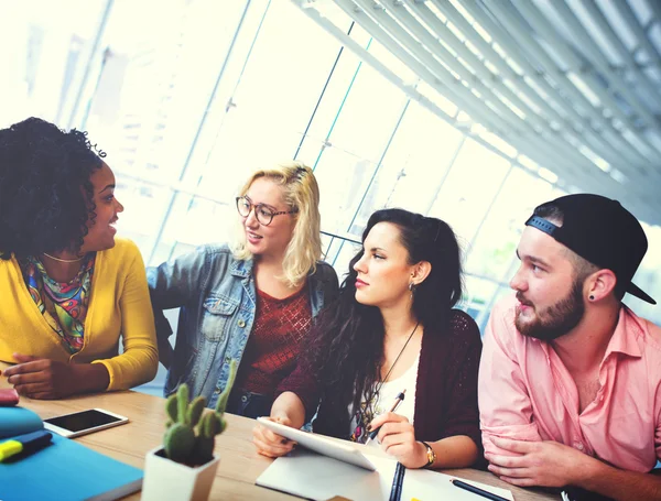 Människor vid möte, kommunikation koncept — Stockfoto