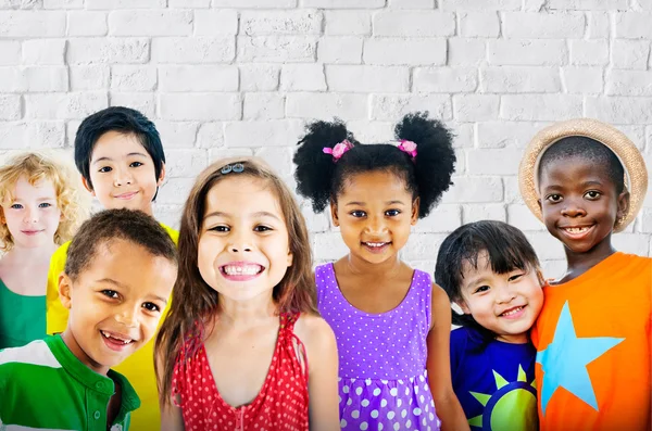 Leuke gevarieerde kinderen glimlachen — Stockfoto