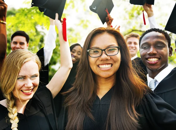 Estudantes celebrando o conceito de graduação — Fotografia de Stock