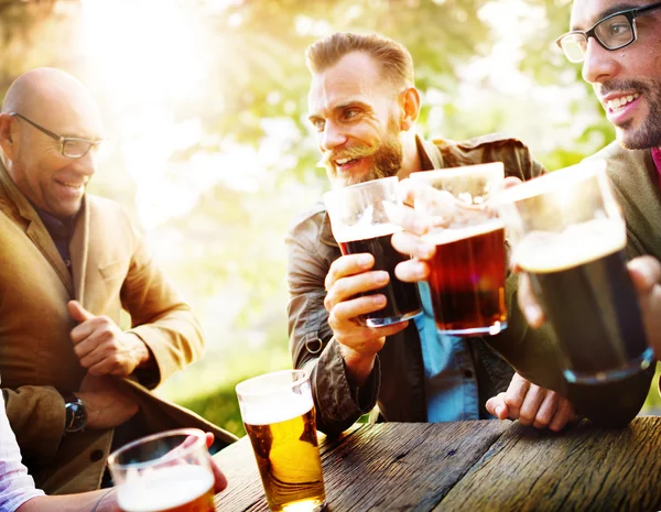 Vänner på fest utomhus koncept — Stockfoto