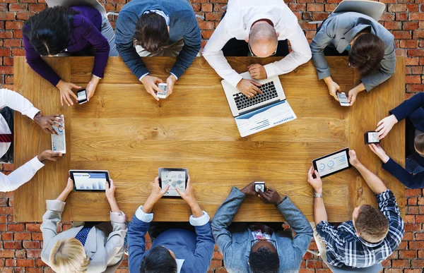 Gente de negocios que usa dispositivos digitales — Foto de Stock