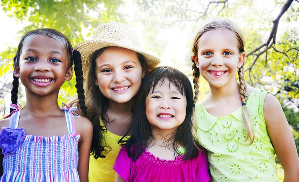 Різноманітність дітей, дружба концепції — стокове фото