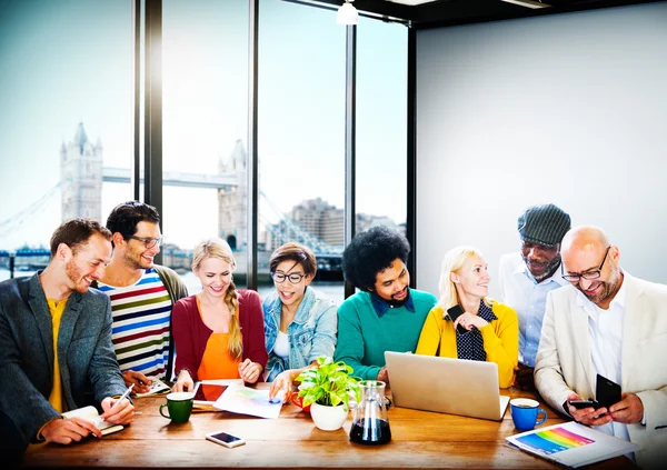 Gente de negocios trabajando en la oficina — Foto de Stock