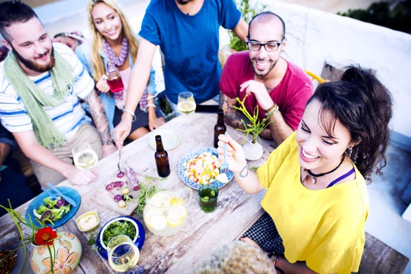 Vänskap och sommar middag koncept — Stockfoto