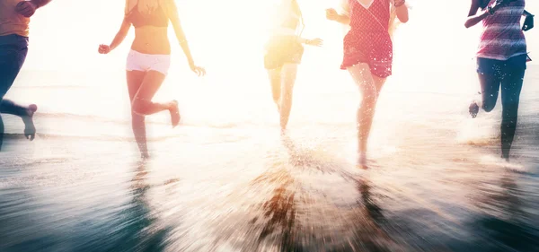 Amizade e Liberdade no Conceito de Praia de Verão — Fotografia de Stock