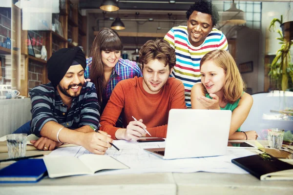 Architekten arbeiten im Büro zusammen — Stockfoto