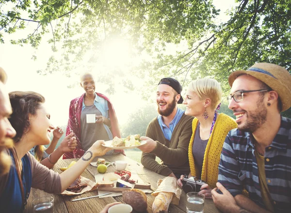 Amigos Jantar ao ar livre, Conceito de Amizade — Fotografia de Stock