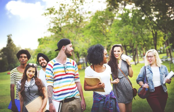 Studenten in College Park, vriendschap Concept — Stockfoto