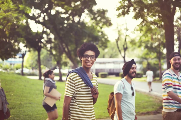 Vrienden wandelen in het Park, saamhorigheid Concept — Stockfoto