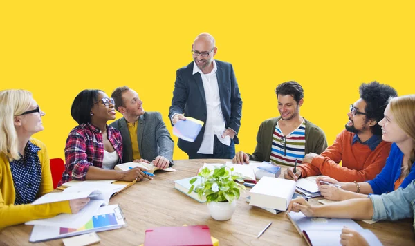 Groep van diversiteit mensen brainstormen — Stockfoto