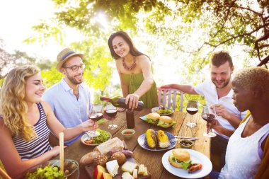 arkadaşlar açık havada asılı