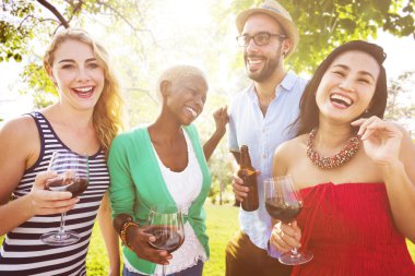 arkadaşlar açık havada asılı