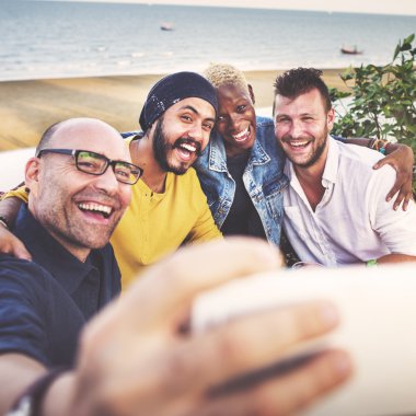 Sahilde selfie alarak arkadaşlar