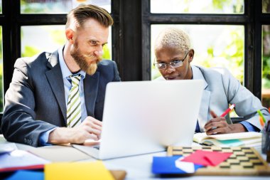 Ofiste çalışan iş adamları