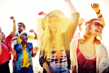 neşeli arkadaşlar Kumsal Partisi dışarı asılı