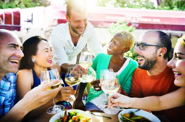 Dışarı asılı açık havada partide arkadaşlar