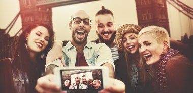 Yaz arkadaş eğlenceli Selfie kavramı yapıyor yapıştırma