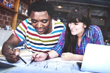 Farklı insanların birlikte çalışma