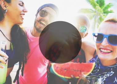 neşeli arkadaşlar Kumsal Partisi dışarı asılı