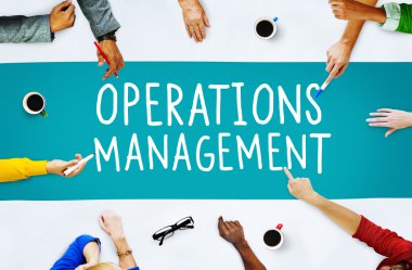 Grup iş adamları ve operasyon yönetimi