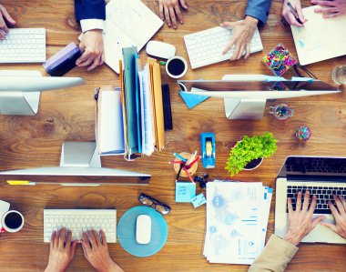 Grup çalışma üzerinde Office iş adamları