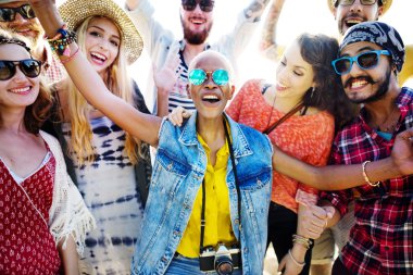 neşeli arkadaşlar Kumsal Partisi dışarı asılı