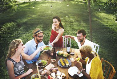arkadaşlar açık havada asılı