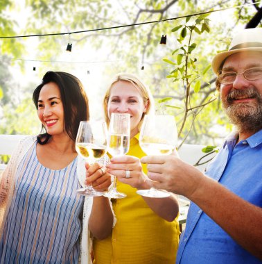 arkadaşlar açık havada asılı