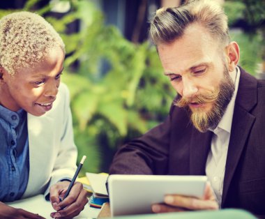 Ofiste çalışan iş adamları