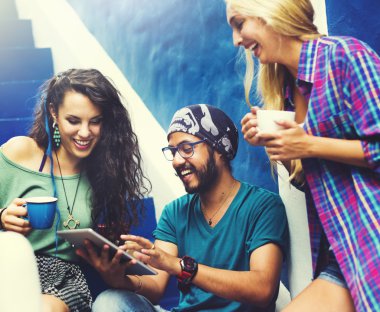 Arkadaşlar Out merdiven üzerinde asılı durumda kavramı