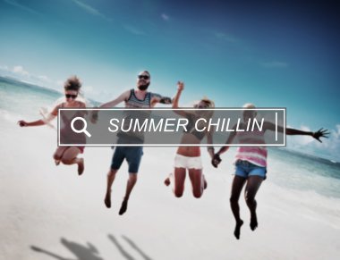 mutlu arkadaş sahilde atlama