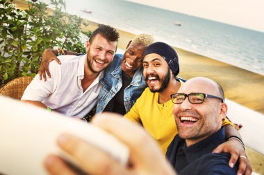 Sahilde selfie alarak arkadaşlar