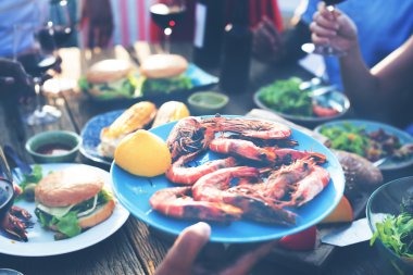 lezzetli yemek masasında