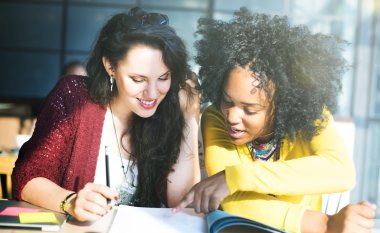 sınıfta okuyan kız öğrencilerin