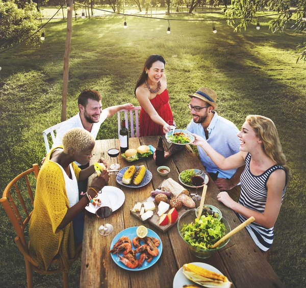İnsanlar yemek beraberlik — Stok fotoğraf