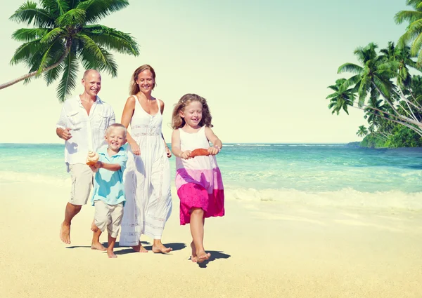 Familie op het strand, zomer Concept — Stockfoto