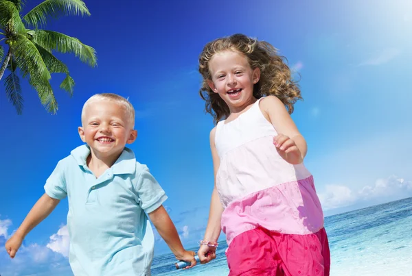 Fratello e sorella al Beach Bonding Concept — Foto Stock