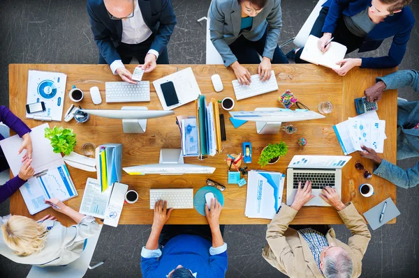 Empresários que trabalham no escritório — Fotografia de Stock