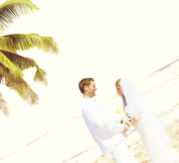 Coppia in Spiaggia, Concetto di Matrimonio — Foto Stock