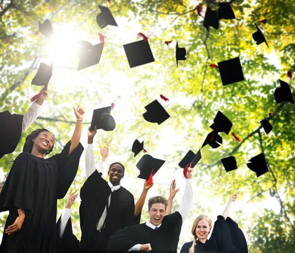 Estudiantes celebrando el concepto de graduación — Foto de Stock