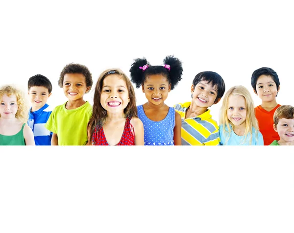 Słodkie dzieci zróżnicowanych uśmiechający się — Zdjęcie stockowe