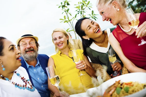 Amigos pasando el rato en la fiesta en el restaurante de la azotea — Foto de Stock