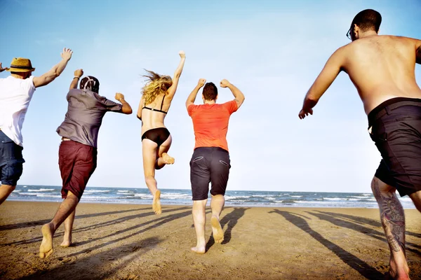 Amigos na praia no verão — Fotografia de Stock