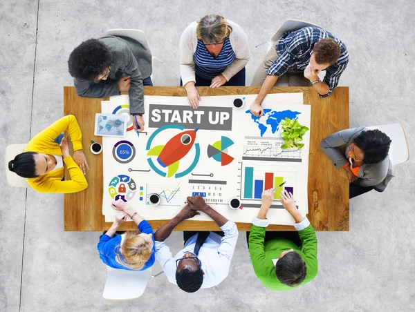 Persone occasionali e concetto di start up — Foto Stock