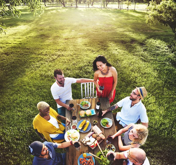 Amis traînant à la fête en plein air — Photo