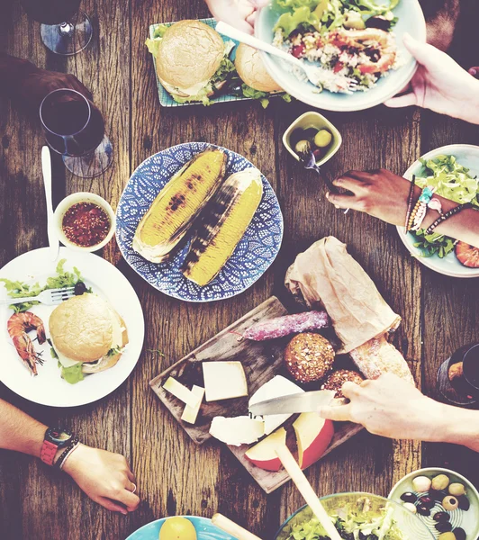 Menschen essen im Freien zu Mittag — Stockfoto