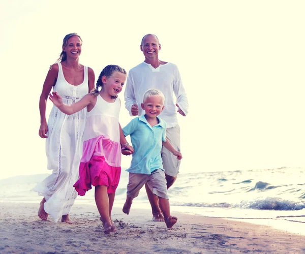 Familjen kör på stranden koncept — Stockfoto