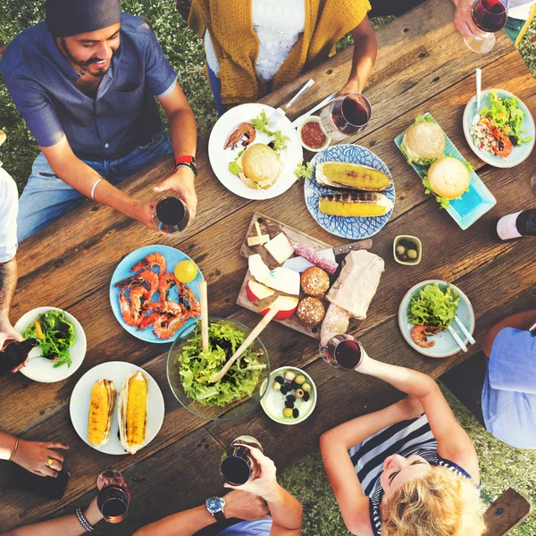 Amigos Jantar ao ar livre — Fotografia de Stock